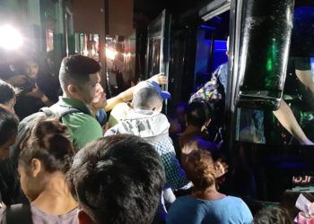 Inmigrantes suben a autobuses en Tapachula (México). Foto: Juan Manuel Blanco / EFE.
