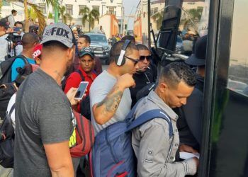 Migrantes cubanos suben a autobuses en Tapachula (México), el 17 de abril de 2019. Foto: Juan Manuel Blanco / EFE / Archivo.