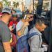Migrantes cubanos suben a autobuses en Tapachula (México), el 17 de abril de 2019. Foto: Juan Manuel Blanco / EFE / Archivo.