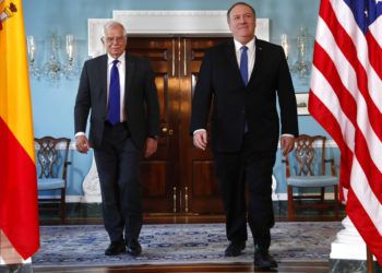 El secretario de Estado estadounidense Mike Pompeo, derecha, camina con el canciller español Josep Borrell en el Departamento de Estado el lunes 1 de abril de 2019 en Washington. (AP Foto/Jacquelyn Martin)