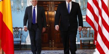 El secretario de Estado estadounidense Mike Pompeo, derecha, camina con el canciller español Josep Borrell en el Departamento de Estado el lunes 1 de abril de 2019 en Washington. (AP Foto/Jacquelyn Martin)