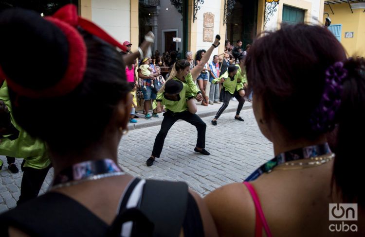 Compañía MUSICARIBE, de Matanzas, en el Festival Internacional de Danza en Paisajes Urbanos “Habana Vieja: Ciudad en Movimiento” 2019. Foto: Otmaro Rodríguez.