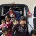 En esta fotografía del viernes 12 de abril de 2019, un agente de la Patrulla Fronteriza ayuda a migrantes a salir de una camioneta en la Misión de Rescate Gospel en Las Cruces, Nuevo México. (Blake Gumprecht/The Las Cruces Sun News vía AP)