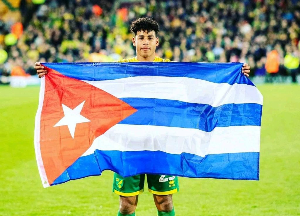 El futbolista Onel Hernández con la bandera cubana, tras el ascenso del Norwich City a la Premier League inglesa. Foto: Perfil del Facebook del deportista/Archivo.