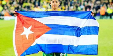 El futbolista Onel Hernández con la bandera cubana, tras el ascenso del Norwich City a la Premier League inglesa. Foto: Perfil del Facebook del deportista/Archivo.