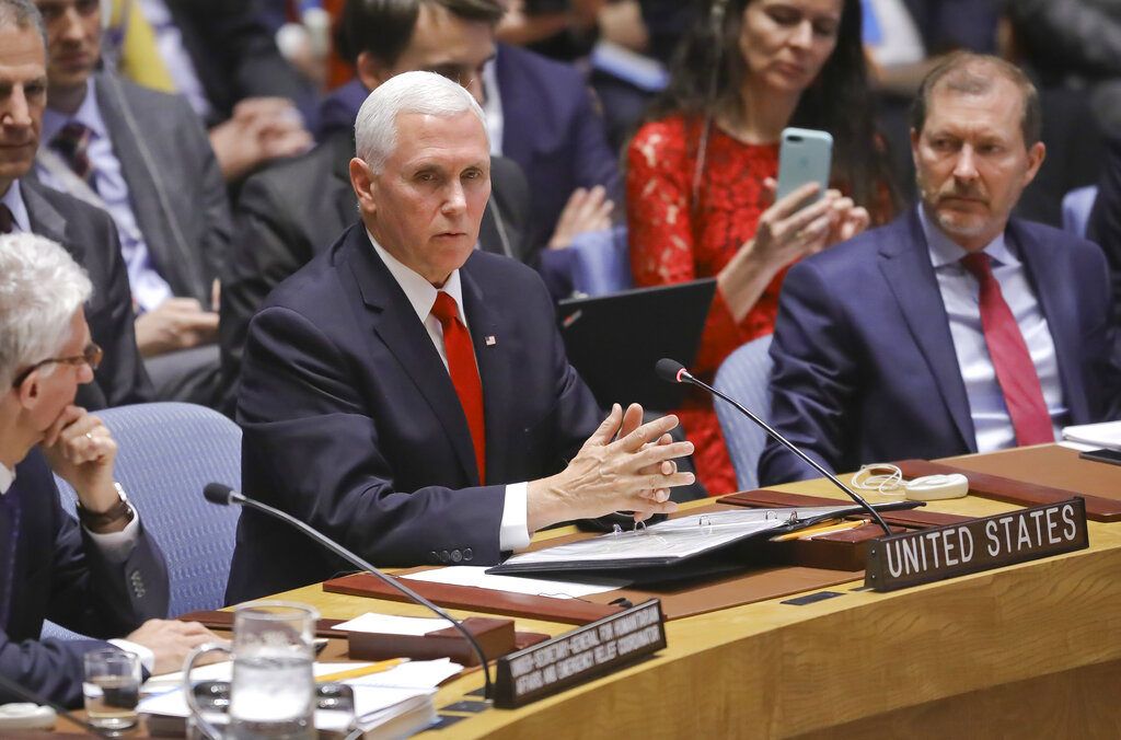 El vicepresidente de Estados Unidos Mike Pence, en el centro, se dirige a una reunión sobre Venezuela en el Consejo de Seguridad de las Naciones Unidas, el miércoles 10 de abril de 2019. (AP Foto / Bebeto Matthews)