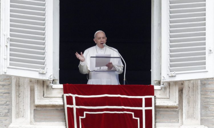El Papa Francisco pronuncia su discurso durante la oración del mediodía desde la ventana de su estudio con vista a la Plaza de San Pedro, en el Vaticano, el domingo 28 de abril de 2019. Foto: Alessandra Tarantino / AP.