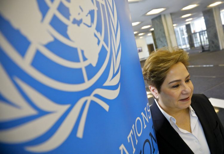 En imagen del 29 de marzo de 2019, la mexicana Patricia Espinosa, secretaria ejecutiva de la Convención Marco de Naciones Unidas sobre Cambio Climático, posa para las cámaras en la sede de la ONU. Foto: Bebeto Matthews / AP.
