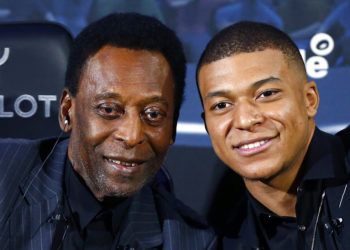 Pelé y el jugador francés Kylian Mbappé posan durante una sesión fotográfica en París, 2 de abril del 2019. Foto: AP.