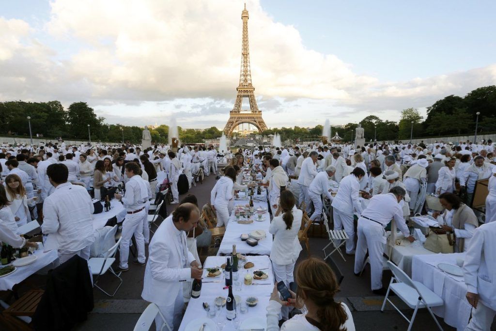 Edición de Le Dîner en Blanc en París. Foto: @rfcPrensaLatina / Twitter.