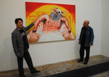 El galerista chino Cheng Xin Dong junto a la obra del artista cubano Rafael Zarza.