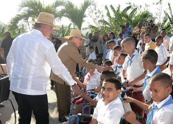 El expresidente cubano Raúl Castro (c) y el actual mandatario, Miguel Díaz-Canel, saludan a estudiantes de la escuela "Amistad Cuba-Vietnam" para niños con discapacidad, inaugurada el 23 de abril de 2019 en Santiago de Cuba. Foto: @aparedesrebelde / Twitter.