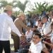 El expresidente cubano Raúl Castro (c) y el actual mandatario, Miguel Díaz-Canel, saludan a estudiantes de la escuela "Amistad Cuba-Vietnam" para niños con discapacidad, inaugurada el 23 de abril de 2019 en Santiago de Cuba. Foto: @aparedesrebelde / Twitter.