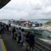 Turistas observan el paso de un buque de mercancías por la esclusa de Agua Clara del Canal de Panamá, el 20 de abril de 2019. Foto: Arnulfo Franco / AP.