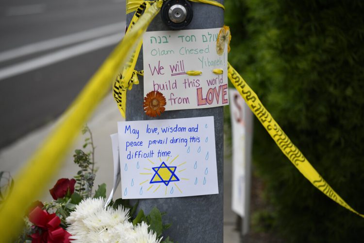 Algunos mensajes yacen en un altar improvisado el 28 de abril del 2019 frente a la sinagoga en San Diego atacada el día anterior. Foto: Denis Poroy / AP.