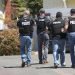 Agentes de policía de San Diego fuertemente armados se acercan a la casa donde se cree vivía John T. Earnest, de 19 años, sospechoso del tiroteo en una sinagoga de Poway, el sábado 27 de abril de 2019 en San Diego, California. Foto: John Gibbins/The San Diego Union-Tribune vía AP.