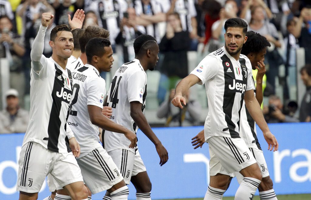 Cristiano Ronaldo (izquierda) y sus compañeros de la Juventus festejan el segundo gol en la victoria 2-1 ante Fiorentina en la Serie A, el sábado 20 de abril de 2019. (AP Foto/Luca Bruno)