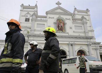 Bomberos de Sri Lanka en la zona en torno al Santuario de San Antonio en Colombo, Sri Lanka, el domingo 21 de abril de 2019. Foto: Eranga Jayawardena/AP.