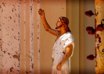 Manchas de sangre se en el muro y en una estatua de Jesucristo después de una explosión en la iglesia de San Sebastián, en Colombo, Sri Lanka, el domingo 21 de abril de 2019. Foto: AP.