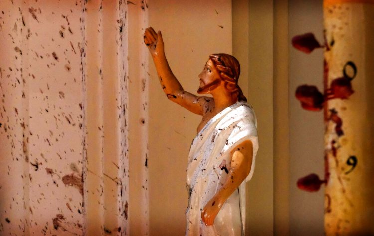 Manchas de sangre se en el muro y en una estatua de Jesucristo después de una explosión en la iglesia de San Sebastián, en Colombo, Sri Lanka, el domingo 21 de abril de 2019. Foto: AP.