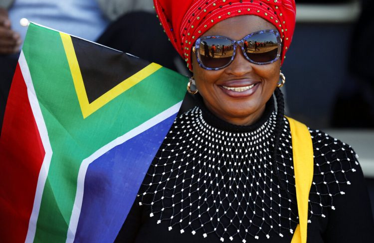 Una mujer con una bandera de Sudáfrica asiste a las celebraciones por el Día de la Libertad en Kwa-Thema, cerca de Johannesburgo, el sábado 27 de abril de 2019. Foto:Denis Farrell/AP.