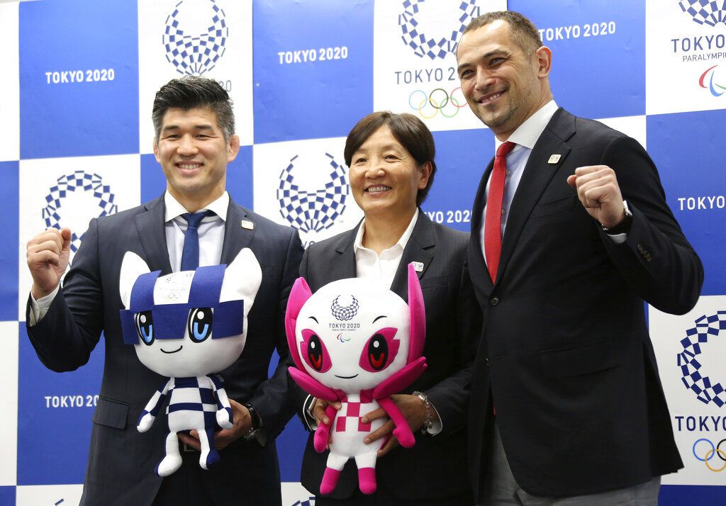De izquierda a derecha, el técnico de la selección japonesa de judo masculino; Kosei Inoue, la entrenadora del equipo japonés de softball femenino, Reika Utsugi, y el director deportivo de Tokio 2020, Koji Murofushi, posan para una foto tras una rueda de prensa para presentar el horario detallado de los Juegos Olímpicos, en Tokio, el martes 16 de abril de 2019. (AP Foto/Koji Sasahara)