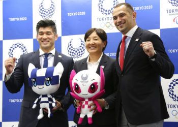 De izquierda a derecha, el técnico de la selección japonesa de judo masculino; Kosei Inoue, la entrenadora del equipo japonés de softball femenino, Reika Utsugi, y el director deportivo de Tokio 2020, Koji Murofushi, posan para una foto tras una rueda de prensa para presentar el horario detallado de los Juegos Olímpicos, en Tokio, el martes 16 de abril de 2019. (AP Foto/Koji Sasahara)