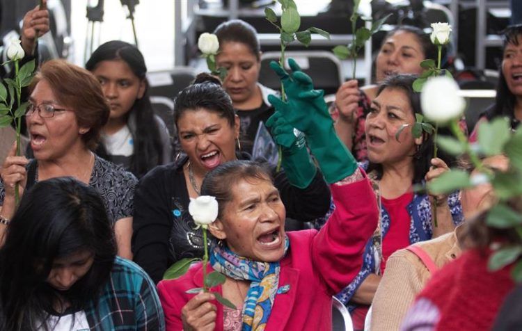 Trabajadoras domésticas celebran el domingo 31 de marzo de 2019 su inclusión al sector de salud. Foto: Madla Hartz / EFE.