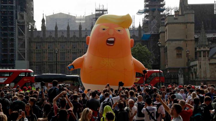 El dirigible "Trump Baby", durante las protestas masivas por la visita del mandatario estadounidense al Reino Unido en 2018. Foto: @CNN / Twitter.