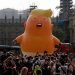 El dirigible "Trump Baby", durante las protestas masivas por la visita del mandatario estadounidense al Reino Unido en 2018. Foto: @CNN / Twitter.