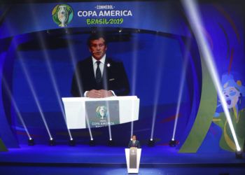 El presidente de la Conmebol, Alejandro Domínguez, habla durante el sorteo de la Copa América 2019, el jueves 24 de enero de 2019, en Río de Janeiro. (AP Foto/Andre Penner)