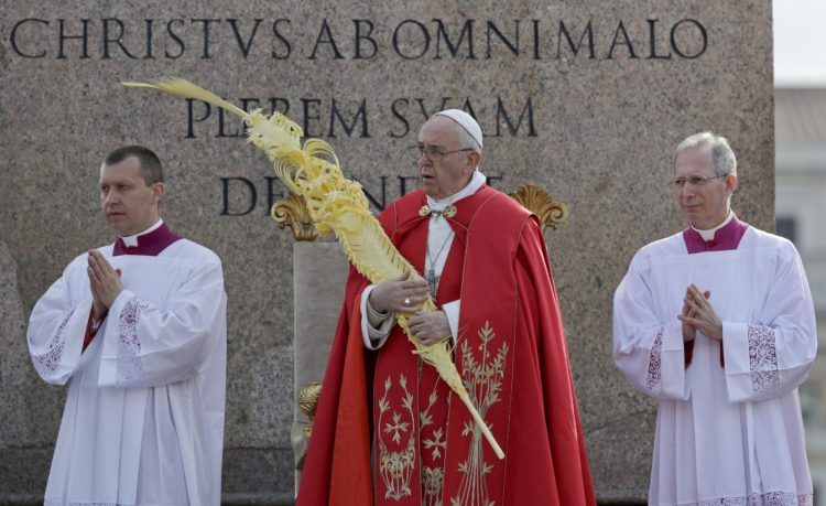 El papa Francisco sostiene una palma durante la celebración del Domingo de Ramos en la Plaza de San Pedro del Vaticano, el domingo 14 de abril de 2019. (AP Foto/Gregorio Borgia)
