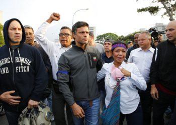El líder opositor Leopoldo López, en el centro, es recibido por partidarios que se encuentra fuera de la base aérea de La Carlota en Caracas, Venezuela, el martes 30 de abril de 2019. Foto: Ariana Cubillos / AP.
