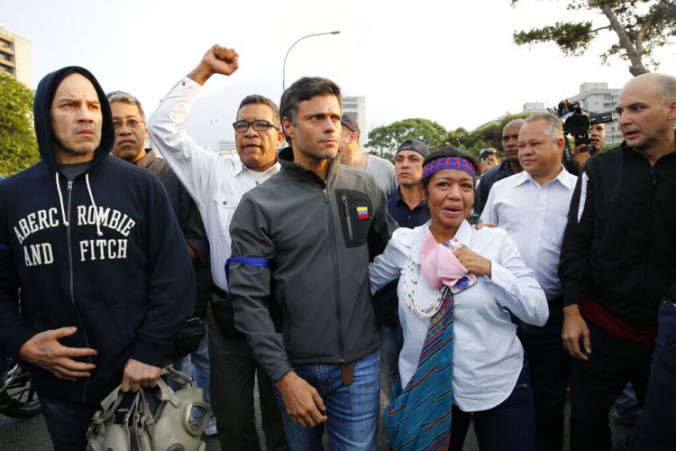 El líder opositor Leopoldo López, en el centro, es recibido por partidarios que se encuentra fuera de la base aérea de La Carlota en Caracas, Venezuela, el martes 30 de abril de 2019. Foto: Ariana Cubillos / AP.