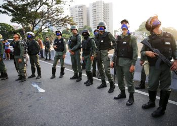 Soldados sublevados se ubican afuera de la base aérea de La Carlota en Caracas, Venezuela, el martes 30 de abril de 2019. Foto: Ariana Cubillos / AP.