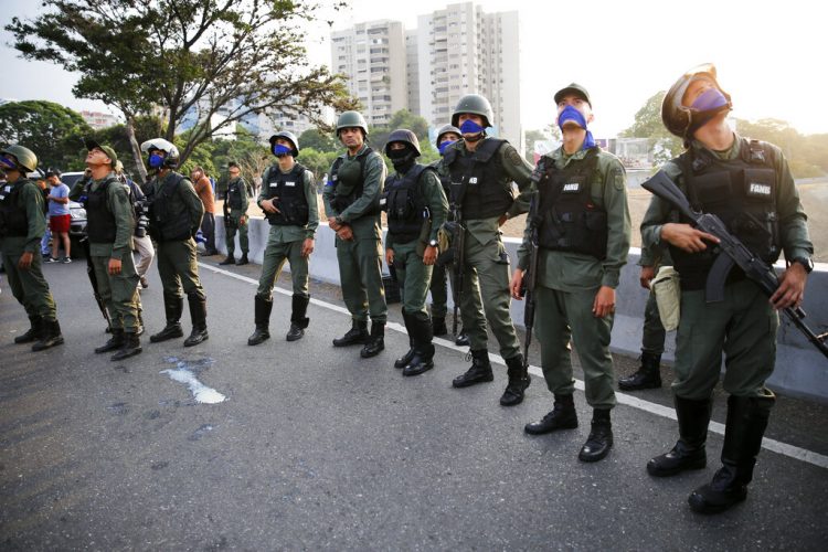 Soldados sublevados se ubican afuera de la base aérea de La Carlota en Caracas, Venezuela, el martes 30 de abril de 2019. Foto: Ariana Cubillos / AP.