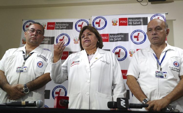 La Ministra de Salud, Zulema Tomas, en el centro, habla en una conferencia de prensa en el hospital Casimiro Ulloa donde el expresidente peruano Alan García es operado luego de que se disparó en Lima, Perú, el miércoles 17 de abril de 2019. (AP Foto / Martín Mejía)