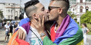 Imagen de archivo de dos hombres besándose durante la celebración de las Jornadas Cubanas contra la Homofobia y la Transfobia. Foto: Otmaro Rodríguez / Archivo OnCuba.