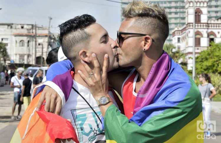 Imagen de archivo de dos hombres besándose durante la celebración de las Jornadas Cubanas contra la Homofobia y la Transfobia. Foto: Otmaro Rodríguez / Archivo OnCuba.