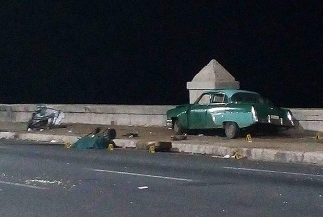 Auto accidentado en la madrugada del 19 de mayo de 2019 en el malecón habanero, en un hecho que dejó que cuatro fallecidos hasta el momento y una veintena de lesionados. Foto: Agencia Cubana de Noticias.