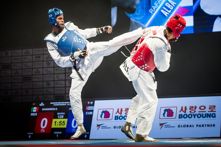 El cubano Rafael Alba (d) enfrenta al mexicano Carlos Sansores en la final de la división de +87 kg en el Campeonato Mundial de Taekwondo de Manchester, Reino Unido, el 19 de mayo de 2019. Foto: worldtaekwondo.org / Archivo.
