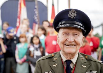 El coronel retirado Gail Halvorsen asiste a una ceremonia para dedicarle el campo de béisbol y softball de los Braves de Berlín, el sábado 11 de mayo de 2019 en Berlín. A Halvorsen se le conoce como el "Bombardero del dulce" o el "Piloto del chocolate" por los pequeños paracaídas con dulce que dejó caer desde su avión a los niños durante el Puente Aéreo con Berlín en 1948 y 1949. (Christoph Soeder/dpa via AP)