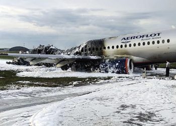 El Sukhoi Superjet 100 de Airflot Airlines sobre la pista del aeropuerto Sheremetyevo de Moscú, después del incendio. Foto: Moscow News Agency vía AP.