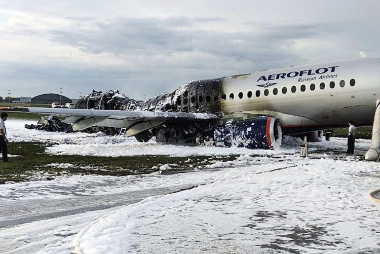 El Sukhoi Superjet 100 de Airflot Airlines sobre la pista del aeropuerto Sheremetyevo de Moscú, después del incendio. Foto: Moscow News Agency vía AP.