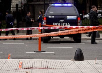 La policía se encuentra cerca de la escena del crimen donde el legislador argentino Héctor Olivares resultó gravemente herido y un funcionario murió luego de que les dispararon desde un vehículo en movimiento cerca del edificio del Congreso, en Buenos Aires, Argentina, el jueves 9 de mayo de 2019.  Foto: Natacha Pisarenko / AP.