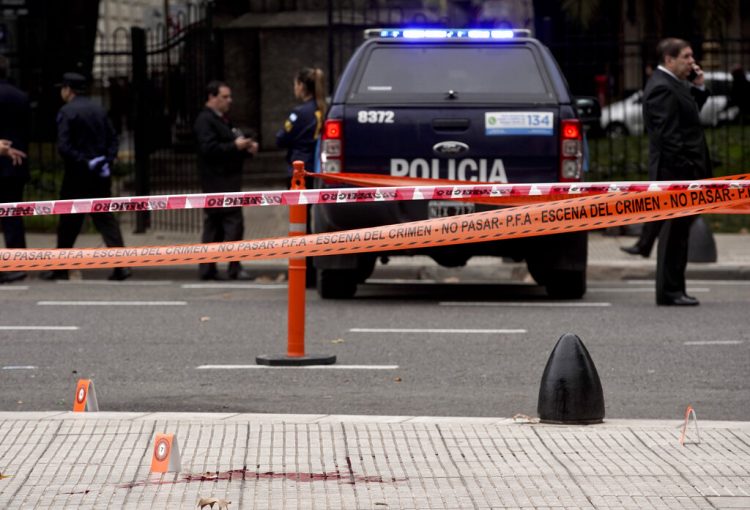 La policía se encuentra cerca de la escena del crimen donde el legislador argentino Héctor Olivares resultó gravemente herido y un funcionario murió luego de que les dispararon desde un vehículo en movimiento cerca del edificio del Congreso, en Buenos Aires, Argentina, el jueves 9 de mayo de 2019.  Foto: Natacha Pisarenko / AP.
