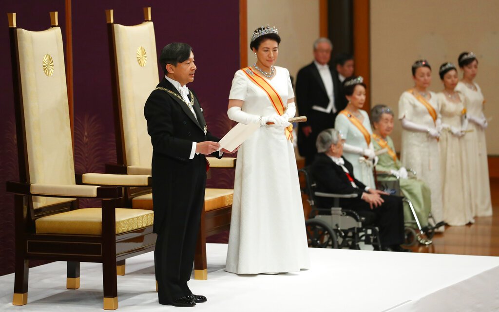 El nuevo emperador de Japón, Naruhito, acompañado por la nueva emperatriz, Masako, ofrece su primer discurso tras asumir el trono luego de la abdicación de su padre, Akihito, en el Palacio Imperial, en Tokio, el 1 de mayo de 2019. (Japan Pool via AP)