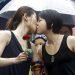 Dos muejres, activistas en favor del matrimonio homosexual, se besan en el exterior del parlamento de Taiwán, en Taipei, el 17 de mayo de 2019, tras la aprobación de una ley que legaliza las uniones entre personas del mismo sexo. (AP Foto/Chiang Ying-ying)
