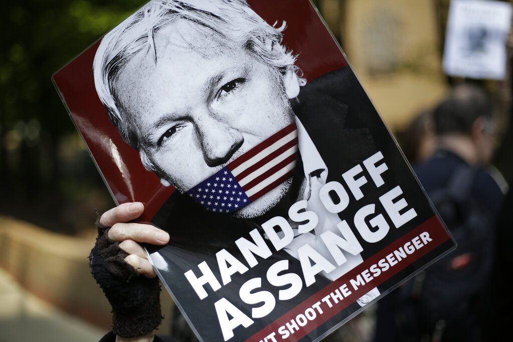 Manifestantes protestan a favor de Julian Assange afuera del tribunal donde estaba prevista una comparecencia del fundador de WikiLeaks en Londres, el 1ro de mayo de 2019. Foto: Matt Dunham / AP / Archivo.