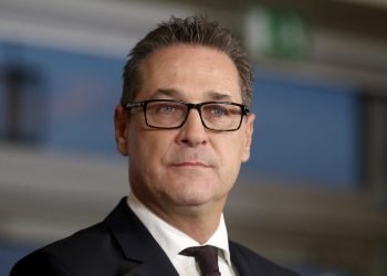 En esta fotografía de archivo del 16 de diciembre de 2017, Heinz-Christian Strache, presidente del partido de derecha FPOE, habla en una conferencia de prensa en Viena, Austria. Foto: Ronald Zak / AP.